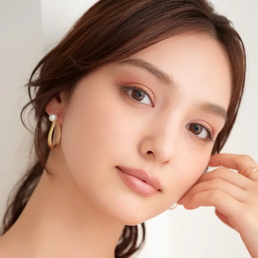 美容家・瀬戸麻実さんが指南。トレンドの青い光をしのばせて、秋色メイクに透明感を