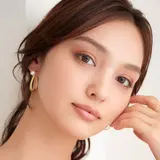美容家・瀬戸麻実さんが指南。トレンドの青い光をしのばせて、秋色メイクに透明感を