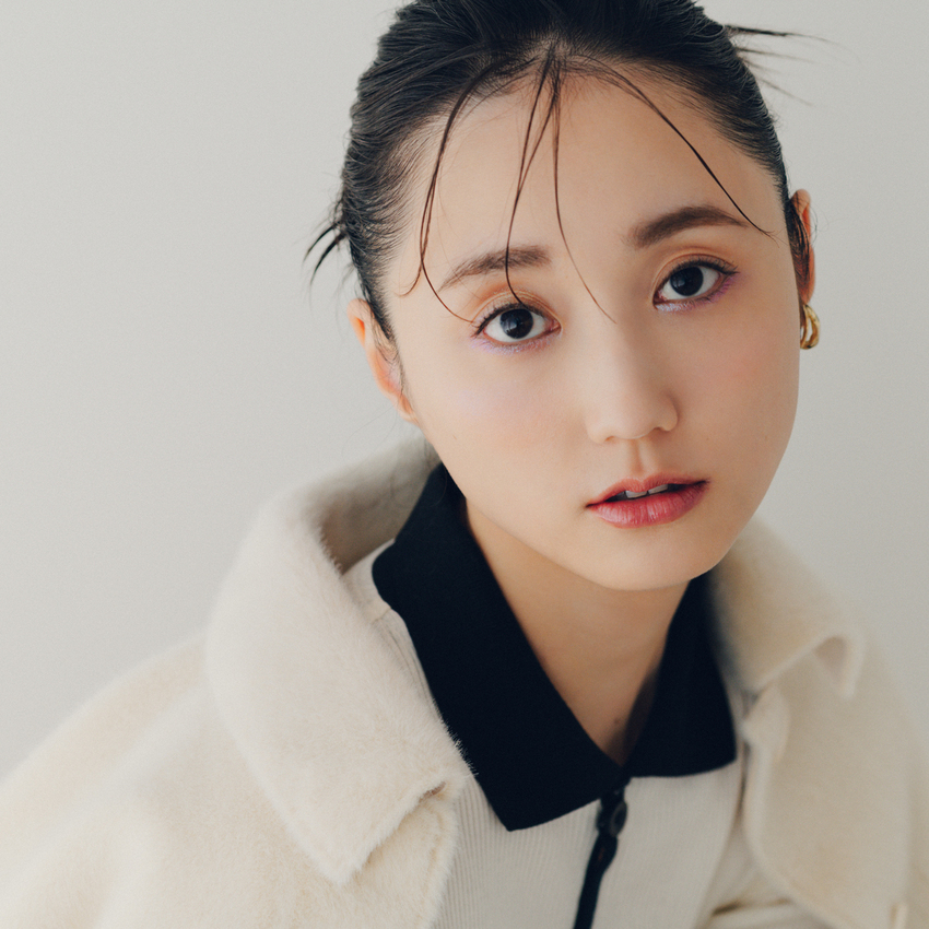 宝石のように煌めく目元と、上品なツヤリップで彩るホリデーメイク