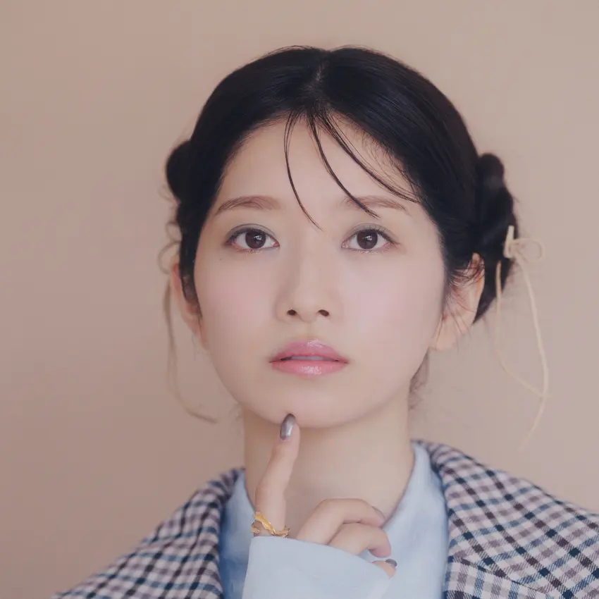 透明感をもたらすブルーと優しいピンクで遊ぶ、ホリデームードの冬メイク。