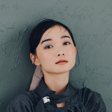 モードな魅力全開！ ツヤめき肌×グレイッシュカラーでトレンドホリデーメイク。